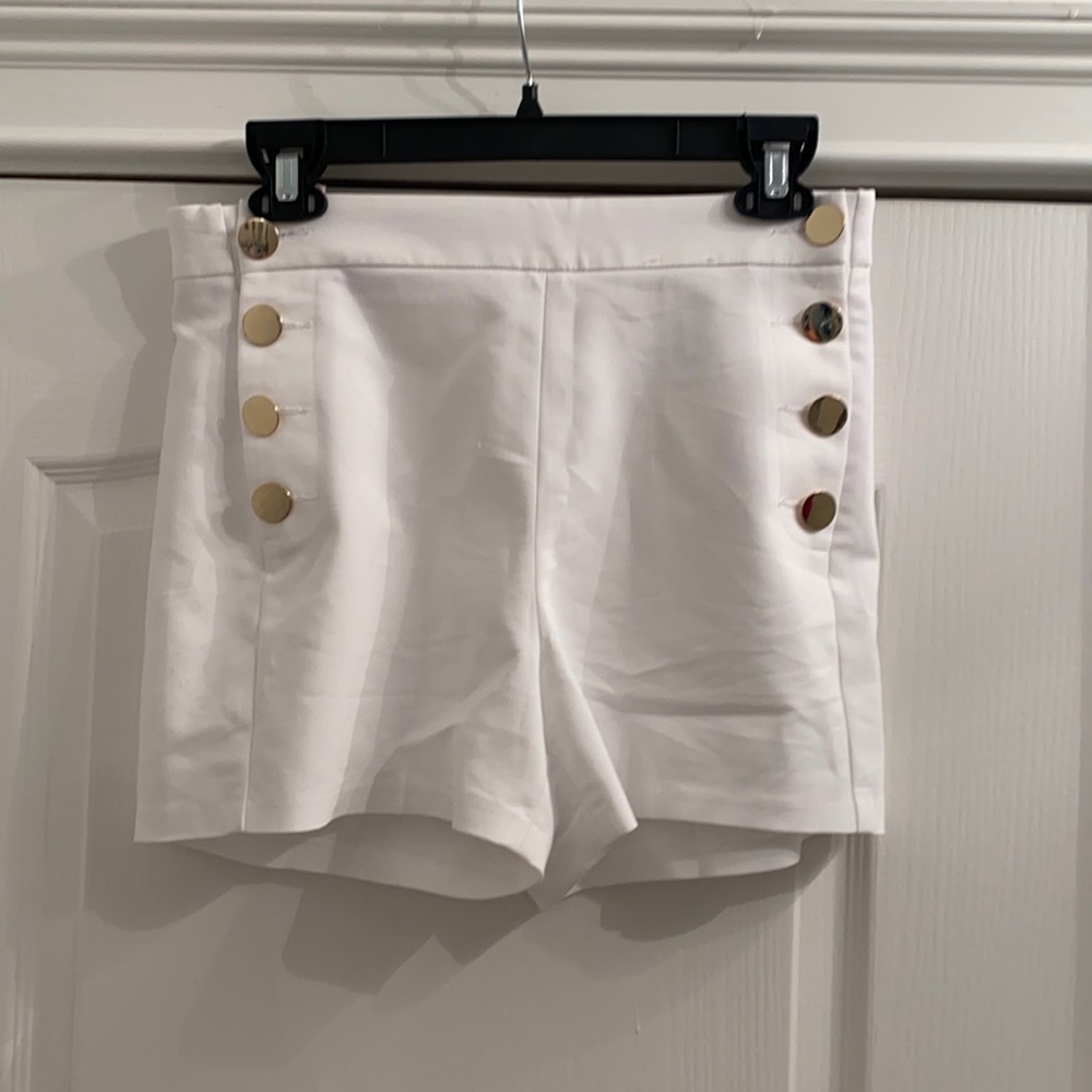 Dressy shorts wit beautiful gold buttons
